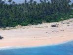 ketiga-pelaut-membuat-pesan-sos-di-pantai.jpg