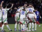 ketiga-timnya-bersama-rekan-satu-timnya-selama-pertandingan.jpg