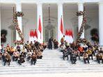 ketika-jokowi-maruf-amin-ajak-menteri-ngemper-di-tangga-istana-saat-pengumuman-kabinet.jpg