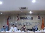 ketua-bawaslu-rahmat-bagja-menirukan-pose-foto-nih3.jpg