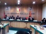 ketua-bawaslu-ri-abhan-di-ruang-sidang-bawaslu-ri.jpg