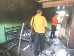 ketua-bpbd-aceh-utara-amir-hamzah-meninjau-rumah-yang-terbakar.jpg