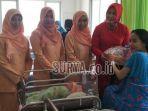 ketua-dharma-wanita-rsud-dr-soegiri-menjenguk-bayi-lahir-17-agustus.jpg