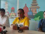 ketua-dpd-partai-golkar-jawa-timur-sarmuji-tengah-saat-jumpa-pers-di-kawasan-senayan.jpg