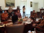 ketua-dpd-ri-irman-gusman-rapat-bersama-presiden-jokowi_20150805_160413.jpg