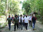ketua-dpd-ri-menyusuri-desa-waykaru-di-kawasan-tambling.jpg