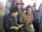 ketua-dpr-membeli-jengkol-saat-tinjau-pasar-cibitung_20160606_160617.jpg