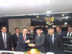 ketua-dpr-resmikan-ruangan-kerja-mkd_20160728_192607.jpg