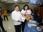 ketua-dpr-ri-setya-novanto-bersama-isteri-deisti-novanto_20170419_141425.jpg<pf>ketua-dpr-ri-setya-novanto-bersama-isteri-deisti-novanto_20170419_141442.jpg<pf>setya-novanto-bersama-isteri-meninjau-pemungutan-suara-di-rumah-sakit-fatmawati_20170419_141744.jpg<pf>setya-novanto-meninjau-pemungutan-suara-di-rumah-sakit-fatmawati_20170419_141558.jpg<pf>ketua-dpr-ri-setya-novanto-bersama-isteri-deisti-novanto_20170419_141709.jpg