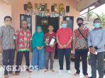 ketua-dprd-beltim-fezzi-uktolseja-berfoto-dengan-rudi-salam-tengah-dan-k.jpg