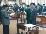 ketua-dprd-gresik-abdul-hamid-melantik-achmad-nurhamim_20181004_104331.jpg