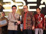 ketua-forum-ekselen-bumn-agung-yunanto-menyerahkan-penghargaan.jpg