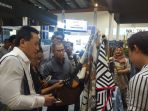 ketua-harian-ikkt-pwa-tinjau-stand-adiwastra-nusantara_20180413_191757.jpg