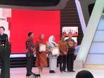 ketua-ikatan-bidan-indonesia-ibi-emi-nurjasmi-terima-penghargaan-inspirator.jpg