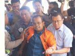 ketua-kadin-bali-aa-alit-wiraputra-digiring-ke-ruang-tahanan.jpg