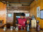 ketua-kelompok-tani-subur-makmur-painu-yang-ikut-merintis-kedai-kopi-gumuk1.jpg