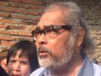 ketua-komisi-nasional-perlindungan-anak-arist-merdeka-sirait-mendatangi-rumah-pembunuhan-sadid_20151005_163605.jpg