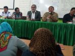 ketua-komnas-pa-arist-merdeka-sirait-saat-bertemu-dengan-orangtua-siswa-siluman_20171017_111202.jpg