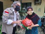 ketua-komnas-perlindungan-anak-menyerahkan-bantuan-paket-sembako-untuk-anak-indonesia.jpg