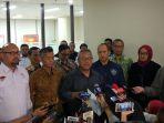 ketua-kpu-arief-budiman-beserta-enam-komisioner-kpu-setelah-melaporkan-hoaks.jpg