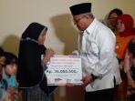 ketua-kpu-arief-budiman-serahkan-santunan.jpg