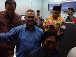 ketua-kpu-dan-bawaslu-tinjau-ruang-situng.jpg