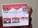 ketua-kpu-dki-jakarta-tunjukkan-surat-suara-pilkada-serentak_20170111_165546.jpg