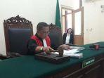 ketua-majelis-hakim-pn-surabaya-dede-setyawan-saat-membacakan-put.jpg