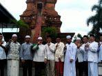 ketua-majelis-syuro-pks-salim-segaf-al-jufri-bersama-rombongan-pose-di-menara-kudusjpg.jpg