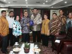 ketua-mpr-banyak-terima-keluhan-seputar-tki-dan-tkw-saat-terima-apjati_20160927_114613.jpg