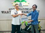 ketua-mpr-ri-bamsoet-serahkan-hadiah-sepeda-motor-kepada-wartawan-koordinatoriat-wartawan-parlemen.jpg