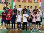 ketua-noc-raja-sapta-oktohari-bersama-atlet-bulutangkis-indonesia-di-pelatnas-pbsi.jpg