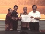 ketua-ombudsman-ri-amzulian-rifai-menpan-rb-asman-abnur_20160915_164411.jpg