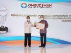 ketua-ombudsman-ri-mokhammad-najih-menyerahkan-piagam-dan-piala-penghargaan.jpg