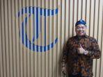 ketua-phri-kota-bogor-yuno-abeta-lahay-berpose-di-depan-studio-podcast.jpg