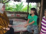 ketua-pkk-kabupaten-muaraenim-hj-shinta-paramitha-sari-kiri-mengunjungi_20170526_054936.jpg