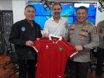 ketua-pssi-mochamad-iriawan-bersama-perwakilan-fifa-berikan-jersei-ke-asops-polri.jpg
