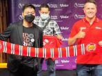 ketua-red-army-indonesia-mochamad-ferdy-dalasran-saat-foto-bersama-dengan-michael-owen.jpg