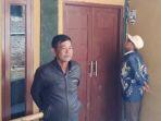 ketua-rw-11-desa-jatisari-endang-abdul-rohman-saat-mengecek-rumah-orangtua-ai-munawaroh.jpg