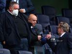 ketua-tottenham-hotspur-inggris-daniel-levy-tengah-mengambil-tempat-duduknya.jpg