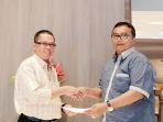 ketua-umum-aiski-efli-ramli-menyerahkan-sk-penetapan-ady-indra-pawennari_20180326_112415.jpg