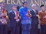 ketua-umum-induk-koperasi-pedagang-pasar-inkoppas-yudianto-tri-satu-penerima-penghargaan.jpg