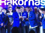 ketua-umum-pan-zulkifli-hasan-menerima-surat-pernyataan-dan-replika-pedang-dukungan-jadi-ketum-pan.jpg
