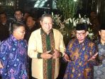 ketua-umum-partai-demokrat-sby-diapit-presiden-pks-sohibul-iman_20180730_203946.jpg