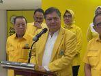 ketua-umum-partai-golkar-airlangga-hartarto-beri-keterangan-ke-pers-usai-bakal-calon-kepala-daerah.jpg