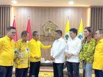 ketua-umum-partai-golkar-bahlil-lahadalia-saat-menyerahkan-surat-b1-kwk-kepad.jpg