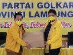 ketua-umum-partai-golkar-menyerahkan-bantuan-masker-kepada-ketua-dpd-prov-lampung-arinal-junaedi.jpg