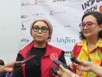 ketua-umum-pb-persani-ita-yuliati-irawan-kiri-saat-diwawancarai.jpg