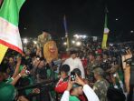 ketua-umum-pbnu-said-aqil-siroj-digotong-naik-sisingaan_20180509_182610.jpg