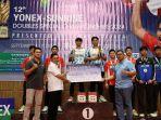 ketua-umum-pbsi-fadil-imran-menyerahkan-simbolis-hadiah-turnamen-nomor-ganda-candra-wijaya.jpg